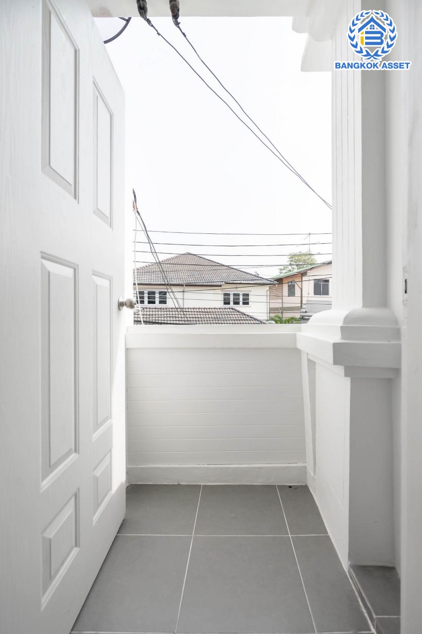 บ้านมือสองตกแต่งใหม่ ม.ภัทรนิเวศน์ สามัคคี-งามวงศ์วาน เนื้อที่ 17 ตร.ว. ฟังก์ชัน 2 ห้องนอนใหญ่ 2 ห้องน้ำ จอดรถได้ 1 คัน ทำเลเชื่อมต่อหลายเส้นทาง ใกล้เดอะมอลล์งามวงค์วาน, เซ็นทรัลแจ้งวัฒนะ  และรถไฟฟ้าสายสีชมพู "สถานีสามัคคี"